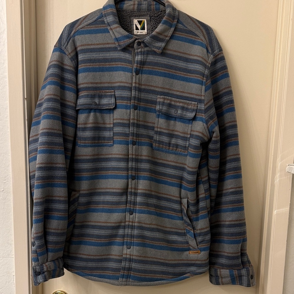 ** Volcom ** men’s Sherpa jacket voyager Striped Blue and Gray - Large Jacket